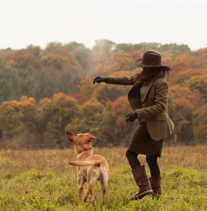 Lifestyle_Image-3_Woman_and_labrador_playing_Original_format_Highres
