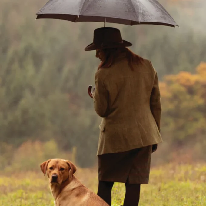chica bajo la lluvia con su perro alimentado con Essentialfoods